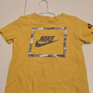 2/10 Nike Kids Camo Logo Yellow Tee